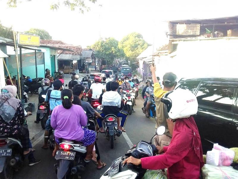 Pengendara kendaraan bermotor roda empat dan roda dua terjebak macet saat melintasi jalan alternatif arah Waduk Bojongsari, Indramayu, Jabar. (Ist.)   