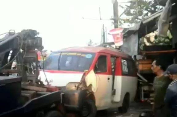 Warga melihat kondisi angkutan umum yang ringsek setelah terlibat tabrakan beruntun di Kabupaten Serang, Banten, Jumat (16/7/2021). Foto: Inews.id.