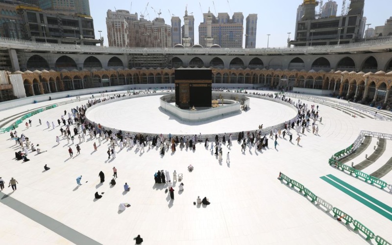 Jemaah melakukan tawaf mengelilingi Ka`bah di Masjidil Haram, Mekah.