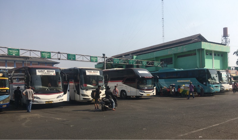 Bus AKDP Primajasa di Terminal Induk Kota Bekasi, Minggu (18/7/2021). Foto: BeritaTrans.com.