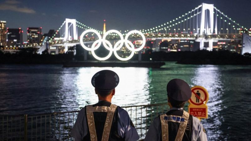 Cincin Olimpiade dengan Jembatan Pelangi di latar belakang Taman Laut Odaiba, Tokyo.