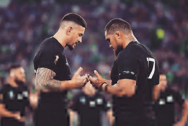 Sonny Bill Williams memanjatkan doa saat bertanding.