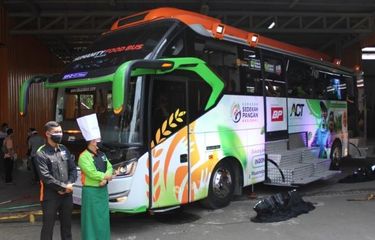 Humanity Food Bus siap sajikan makanan hingga 5.000 porsi untuk masyarakat terdampak PPKM Darurat. (foto:dokACT/kompas.com) 