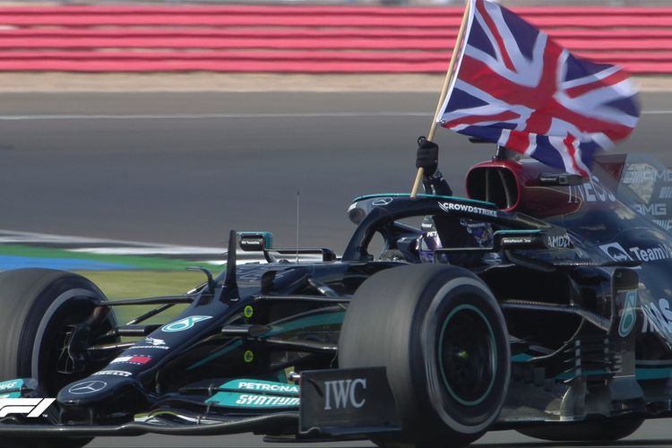 Pebalap Mercedes, Lewis Hamilton, sukses menjadi pemenang balapan Formula 1 (F1) GP Inggris 2021. Foto: Kompas.com.