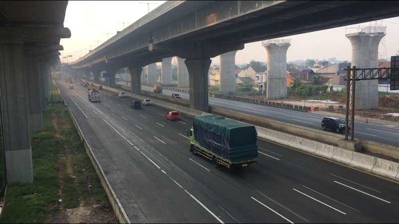 Trafik Tol Bekasi Timur arah Jakarta dan Cikarang lengang kendaraan, Senin (19/7/2021). Foto: BeritaTrans.com.