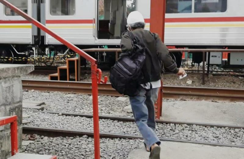 Penumpang berlari mengejar KRL di Stasiun Tambun, Senin (19/7/2021).