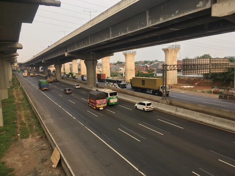 Tol Bekasi Timur di kedua arah penuh truk logistik, Senin (19/7/2021) sore. Foto: BeritaTrans.com.