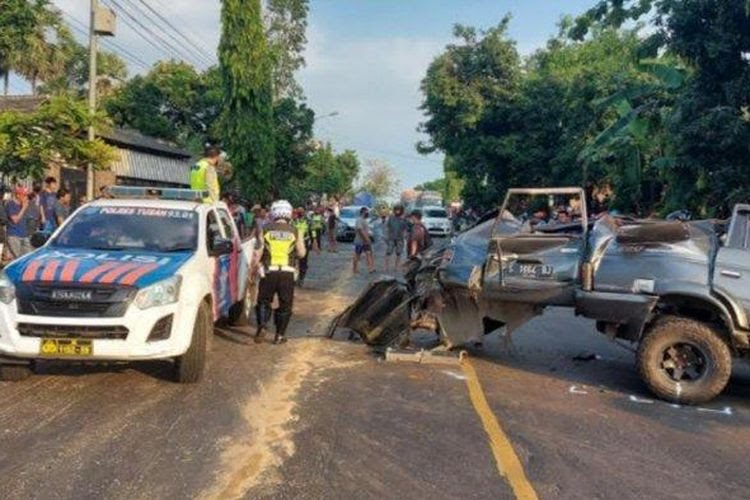 Isuzu Panther terkoyak usai terlibat kecelakaan maut dengan truk (mochamad sudarsono/suryamalang.com)