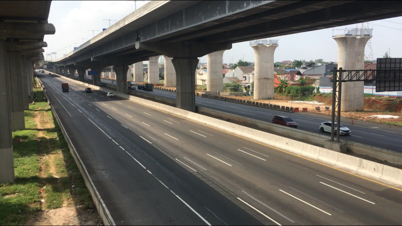 Tol Bekasi Timur pada kedua arah lengang kendaraan melintas, Selasa (20/7/2021). Foto: BeritaTrans.com.