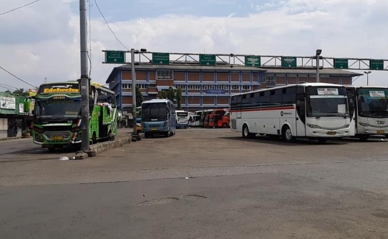 Jalur bus di Terminal Bekasi banyak yang kosong akibat tidak adanya penumpang yang akan berangkat, Selasa (20/7/2021).