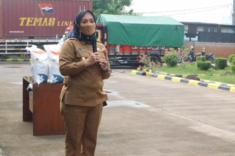 Wakil Wali Kota Cirebon, Hj. Eti Herawati memberi sambutan saat menyaksikan pelepasan bantuan beras PPKM. (Ist.) 