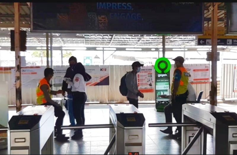 Petugas Stasiun Bekasi melakukan pemeriksaan dokumen perjalanan bagi penumpang KRL, Rabu (21/7/2021).