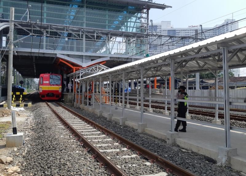 KRL arah Cikarang berhenti di Stasiun Bekasi untuk menurunkan dan menaikkan penumpang tampak banyak rangkaian yang kosong, Rabu (21/7/2021).