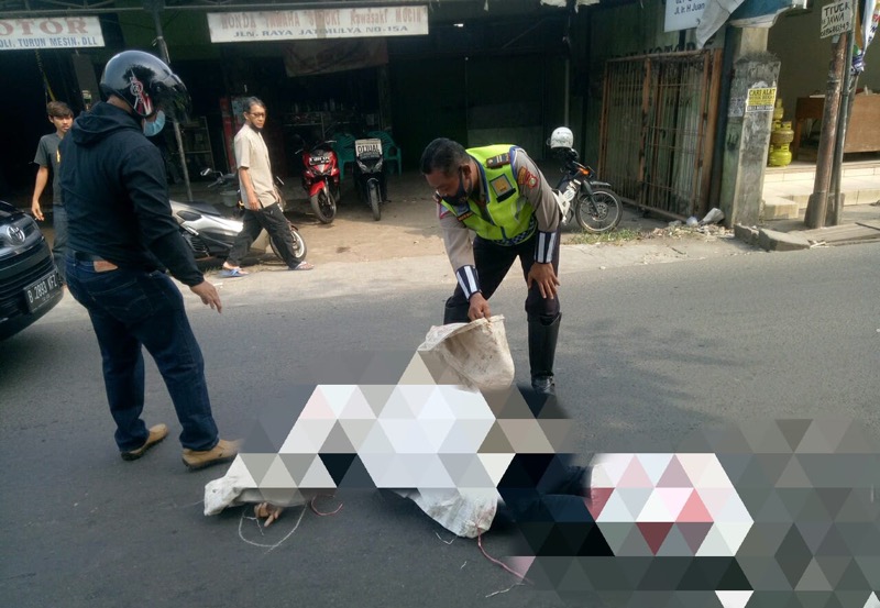 Korban tewas ditempat setelah terjatuh dan terlindas ban truk tronton, Rabu (21/7/2021). Foto: Humas Polrestro Bekasi Kota.