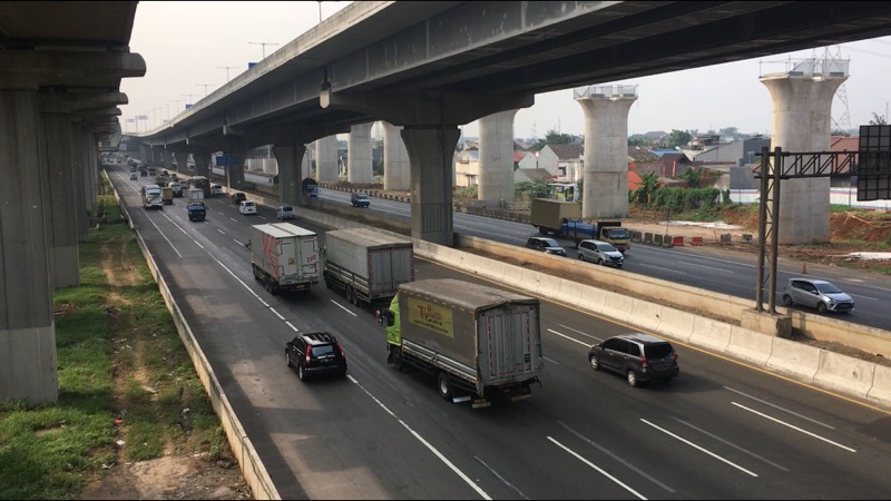 Tol Bekasi Timur ramai kendaraan lagi setelah libur Idul Adha berakhir, Rabu (21/7/2021) pagi. Foto: BeritaTrans.com.