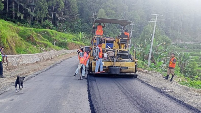 Pembangunan ruas jalan di Toraja Utara. (Foto: Antara).