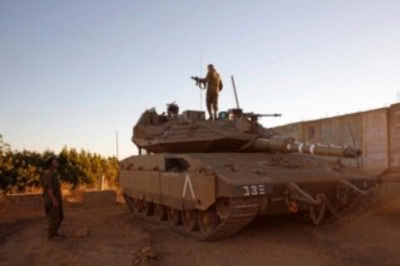 Tentara Israel ditempatkan di dekat pemukiman Israel utara Shtula di sepanjang perbatasan dengan Lebanon, 19 Mei 2021. (Foto: AFP)