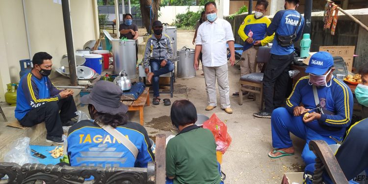 Aktivitas dapur umum yang didirikan Pemda Kota Cirebon melayani warga Isoman. (Ist.)