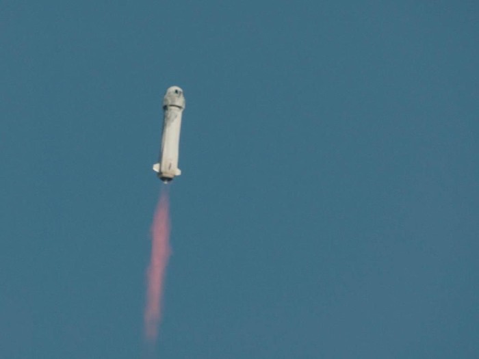 Alasan Roket yang Ditumpangi Jeff Bezos Berbentuk Seperti Kemaluan. foto:istimewa//reuters/detik.com