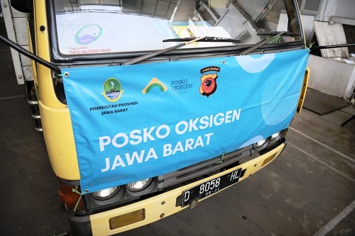 Kendaraan logistik mengangkut tabung oksigen untuk RS Immanuel Bandung. (Ist.)