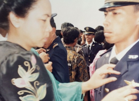 Saat wisuda, Ibunda Rafi, Hj. Itje Amelia Abdurahcman, mengalungkan samir ke putranya di tengah tatapan mata ribuan orang. Mata ibu dan anak itu berkaca-kaca.