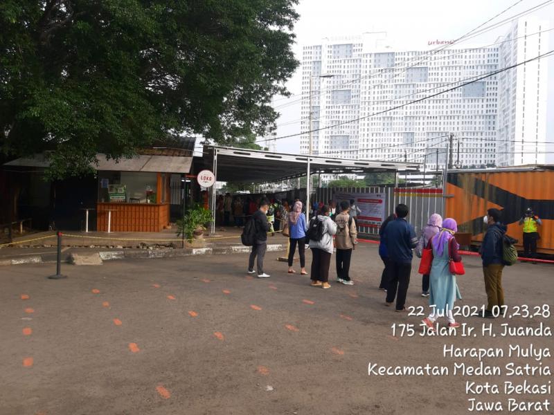 Antrean pemeriksaan STRP calon penumpang KRL di Stasiun Bekasi, Kamis (22/7/2021) pagi. (Foto:Istimewa) 