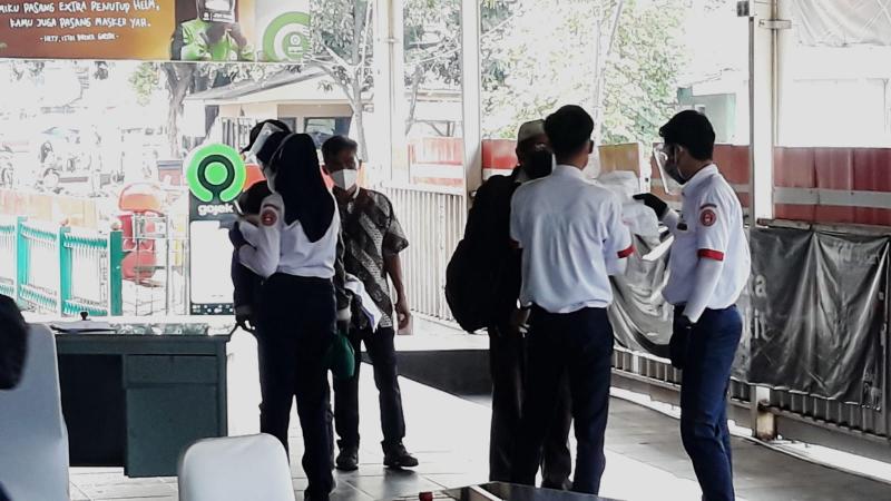 Petugas berjaga melakukan pemeriksaan dokumen perjalanan kepada calon penumpang KRL di Stasiun Manggarai, Kamis (22/7/2021).