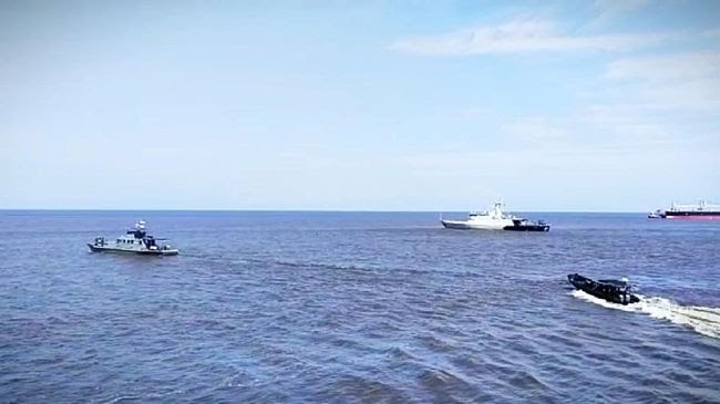 TNI AL kerahkan dua pesawat patroli maritim-2 KRI dalam upaya SAR 18 kapal yang hilang di perairan Pontianak, Kalbar. (dok TNI AL)