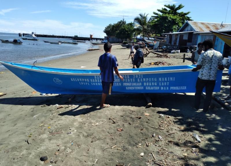 Longboat bantuan KKP kepada masyarakat penyelamat penyu di Nabire.(Foto:Humas KKP)