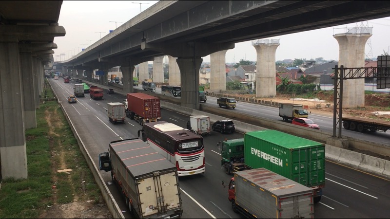 Tol Bekasi Timur di kedua arah ramai lancar, Kamis (22/7/2021). Foto: BeritaTrans.com.
