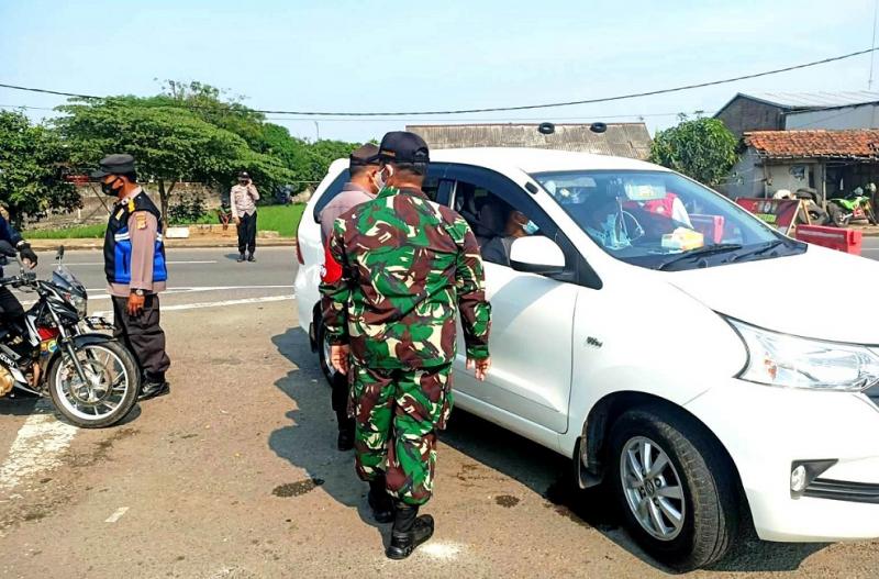Penyekatan  gabungan petugas Polsek Sukagumiwang memutar balik 140 unit kendaraan di jalan By Pass Blok Bundaran, Desa Cadangpinggan. (Ist.)