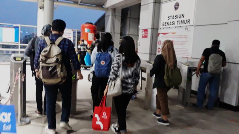 Suasana @tasiun Bekasi Timur saat KRL tiba dan menurunkan penumpang, Jumat (23/7/2021).