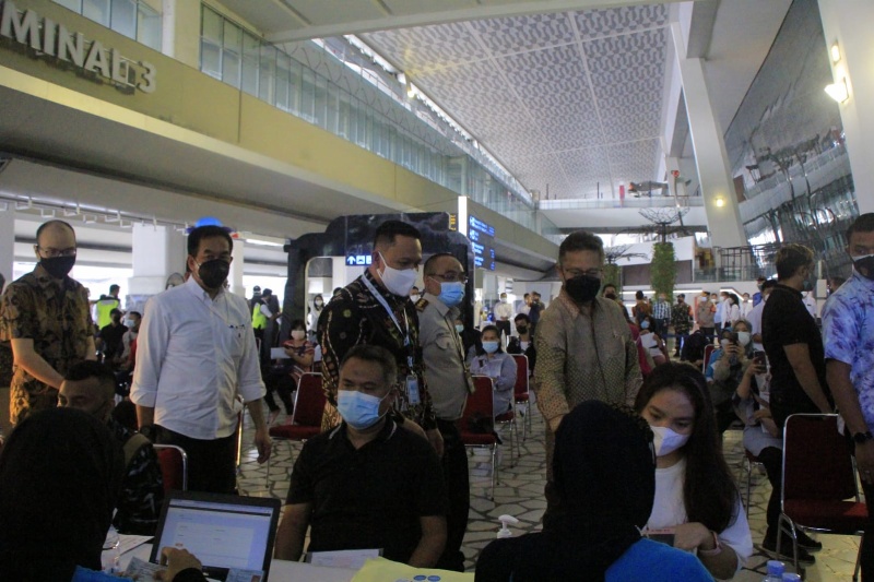 Sentra vaksinasi di Bandara Soekarno-Hatta (AP II)