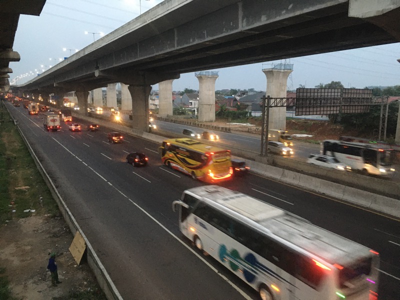 Menjelang malam, Tol Bekasi Timur Semakin ramai kendaraan, Jumat (23/7/2021). Foto: BeritaTrans.com.