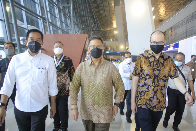 Menkes didampingi Presdir Angkasa Pura II tinjau Sentra Vaksinasi di Bandara Soekarno-Hatta (APII)