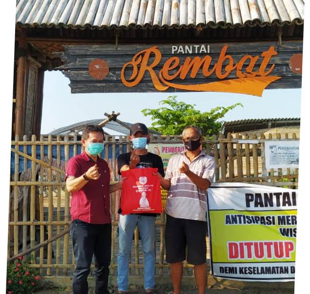 Nurda salah seorang pelaku usaha di salah satu lokasi wisata pantai Rembat, Kecamatan Juntinyuat menerima Bansos. (Ist.)      