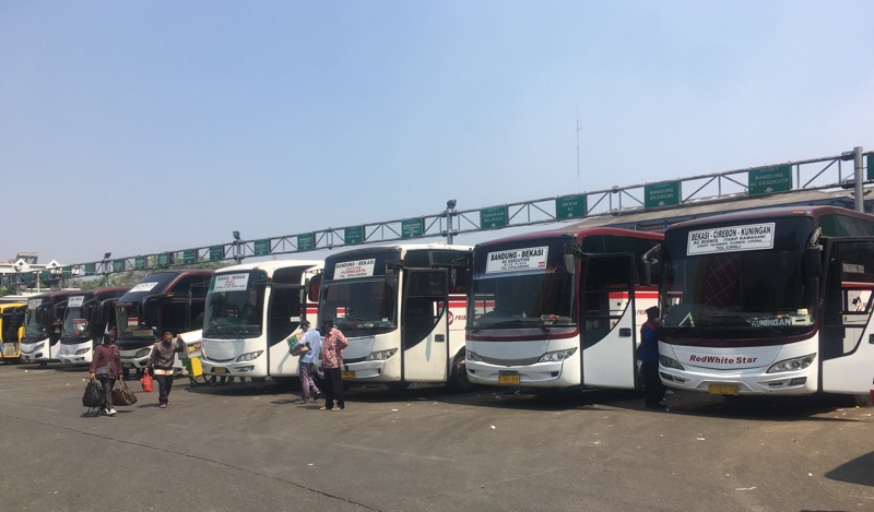 Bus Primajasa di area keberangkatan Terminal Induk Kota Bekasi, Minggu (25/7/2021). Foto: BeritaTrans.com.