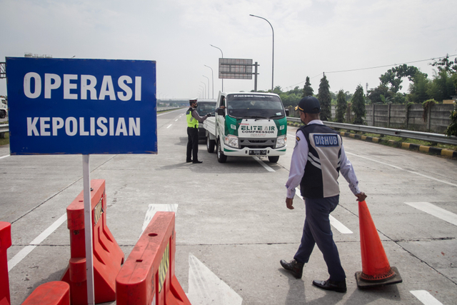 Polisi dan petugas Dishub memeriksa dokumen syarat melakukan perjalanan pengemudi di Pintu Tol Colomadu, Karanganyar, Jawa Tengah.