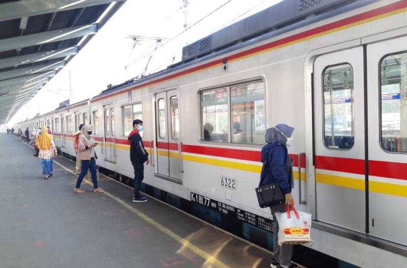 Ramgkaian yang tiba di Stasiun Bekasi tampak kosong, Ahad (25/7/2021). Penumpang naik hanya beberapa orang saja.
