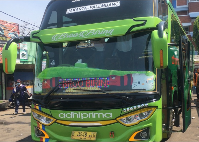 Bus Adhi Prima di Terminal Induk Kota Bekasi, Minggu (25/7/2021). Foto: BeritaTrans.com.