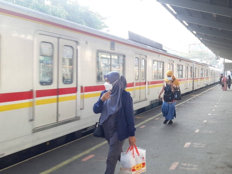 Suasana di stasiun KRL saat masa PPKM Darurat.