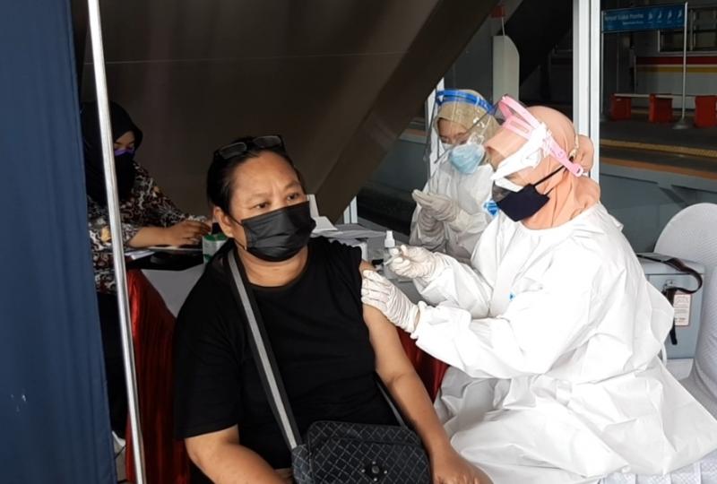 KAI Commuter dan Puskesmas Tambora, Jakarta Barat mengadakan kegiatan vaksinasi Covid-19 yang di Stasiun Duri, Ahad (25/7/2021).