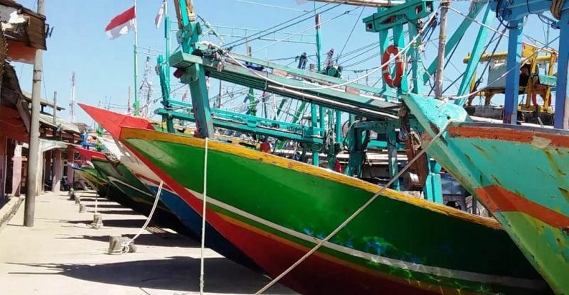 Kapal dan perahu nelayan ditinggal nakhoda dan crew kapal di sepanjang kali Eretan, Desa Eretan Wetan dan Desa Eretan Kulon, Kecamatan Kandanghaur, Indramayu. (Taryani)       