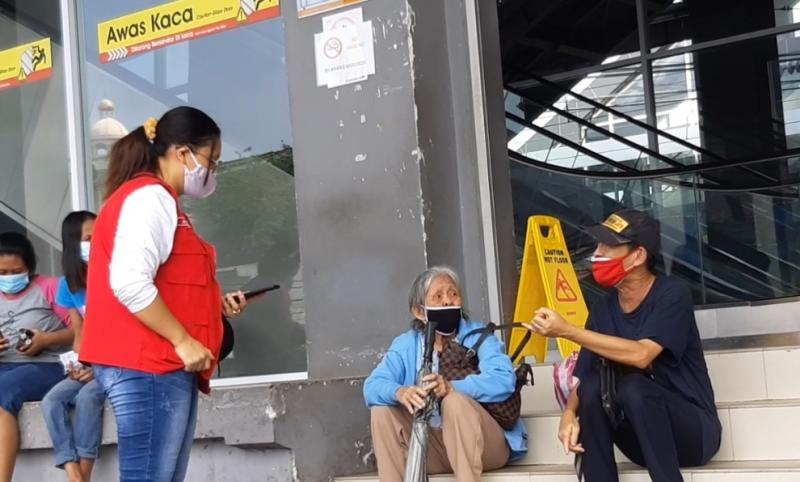 VP Corporate Secretary KAI Commuter, Anne Purba saat menenangkan perempuan lansia dan laki-laki yang sempat memarahi petugas karena tidak diizinkan menggunakan KRL di Stasiun Duri, Ahad (25/7/2021).