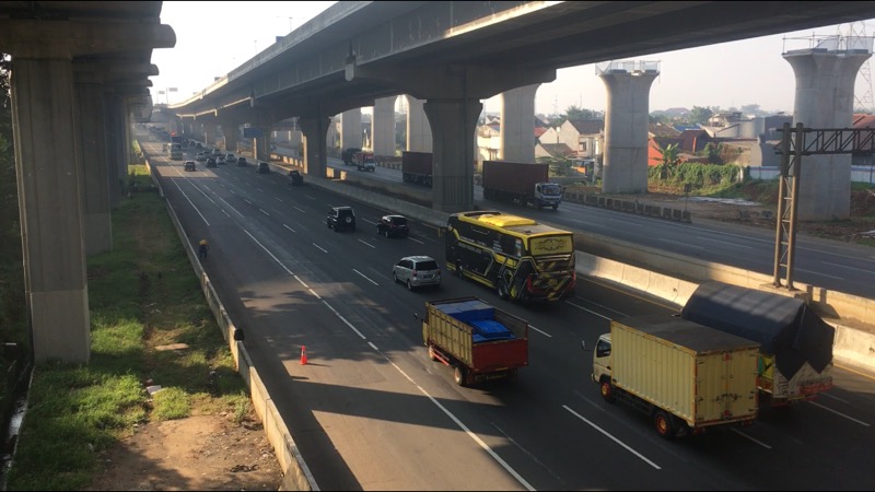 Trafik Tol Bekasi Timur ramai lancar kendaraan pada kedua arah, Senin (26/7/2021) pagi. Foto: BeritaTrans.com.