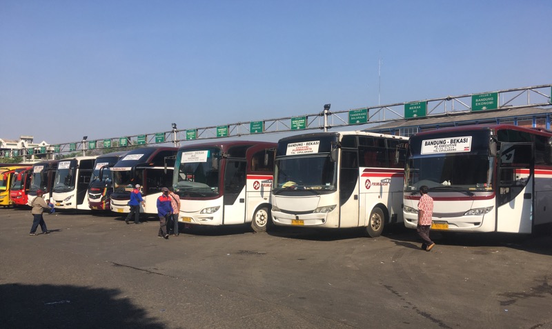 Bus Primajasa di area keberangkatan Terminal Induk Kota Bekasi, Senin (26/7/2021) pagi. Foto: BeritaTrans.com.