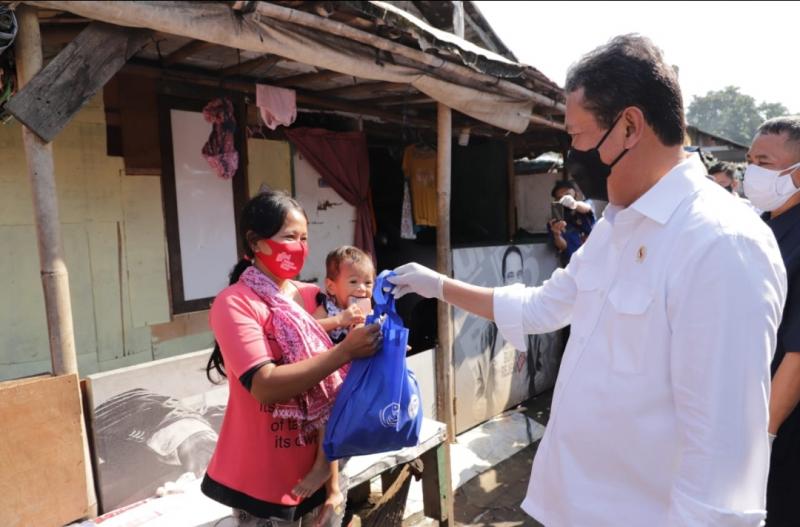 Menteri KKP Sakti Wahyu Trenggono saat membagikan paket ikan di masyarakat Pulogebang, Senin (26/7/2021).