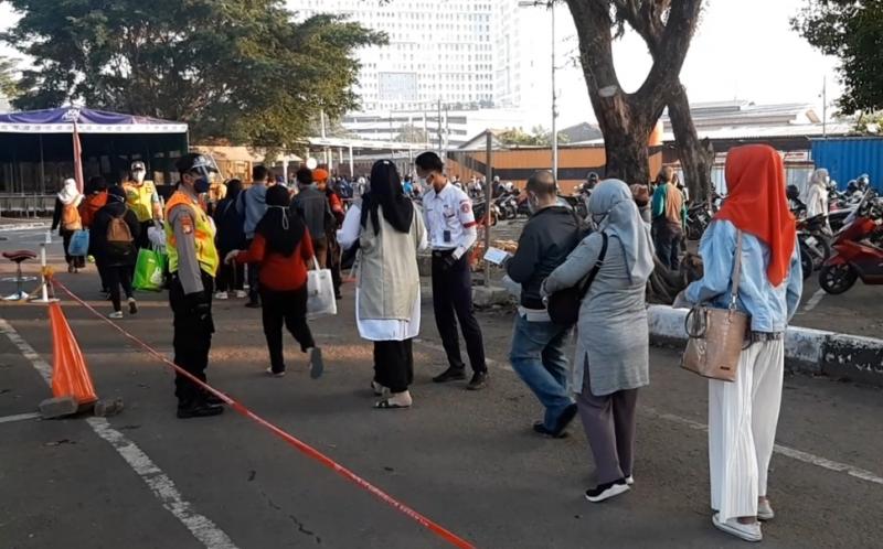 Antrean pemeriksaan dokumen perjalanan bagi calon penumpang KRL di Stasiun Bekasi, Senin (26/7/2021).