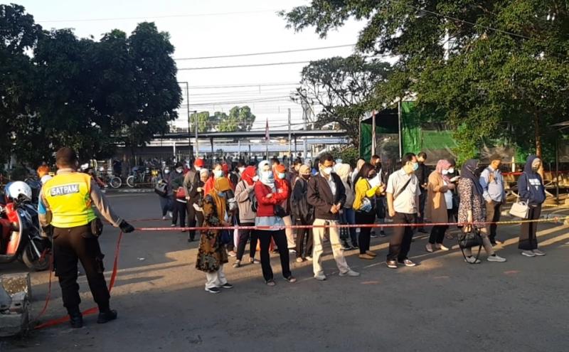 Antrean Calon Pengguna KRL di Stasiun Bekasi, Senin (26/7/2021). Saat PPKM Darurat masih diperpanjang pengguna wajib menunjukan dokumen perjalanan untuk naik KRL. 