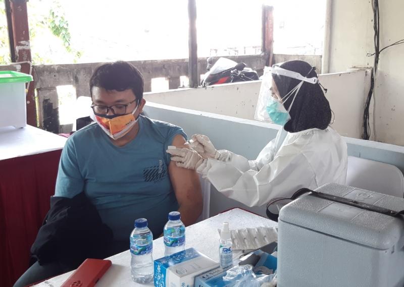 Vaksinasi di Stasiun Angke, Selasa (27/7/2021).